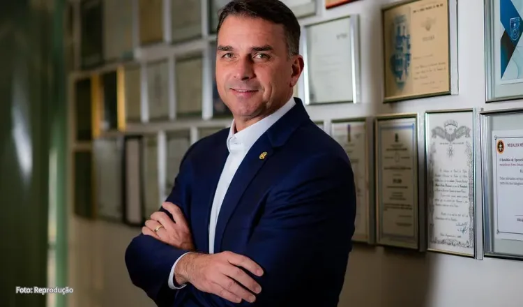 Flávio Bolsonaro pretende se inspirar em reformas do presidente da Argentina, Javier Milei