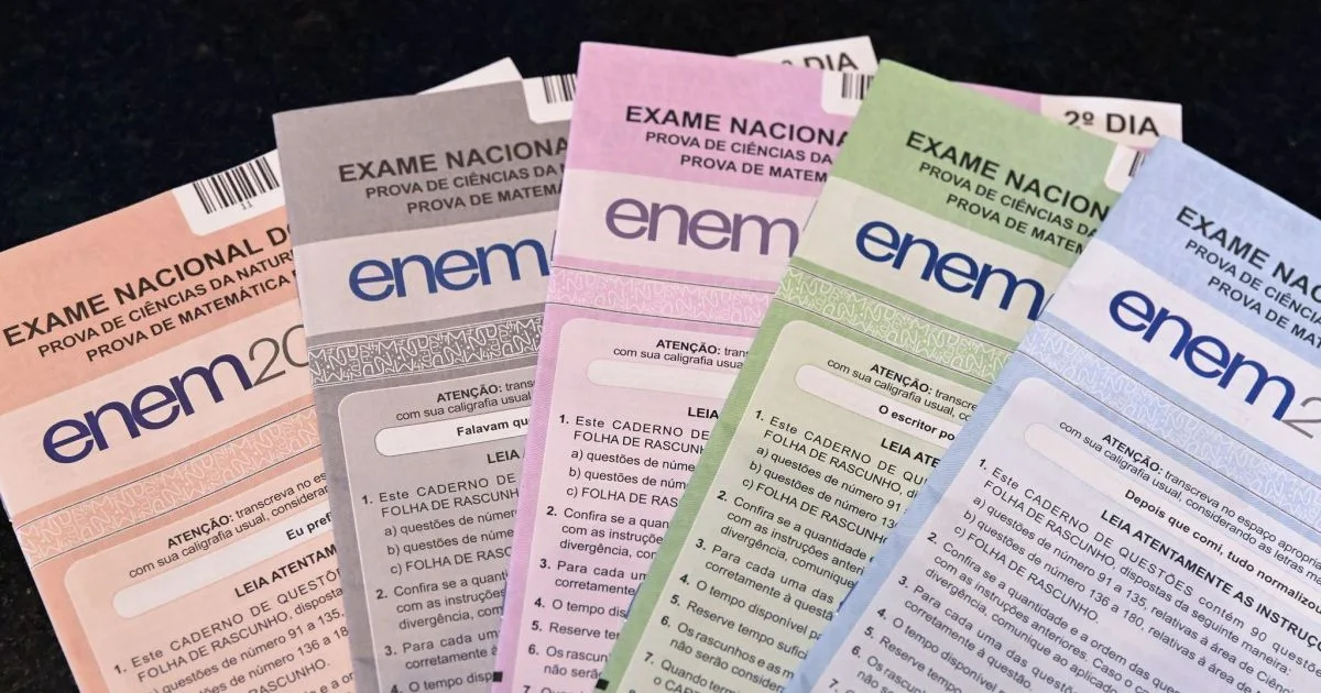 Caderno de provas e Folha de Redação do Enem sobre uma mesa.
