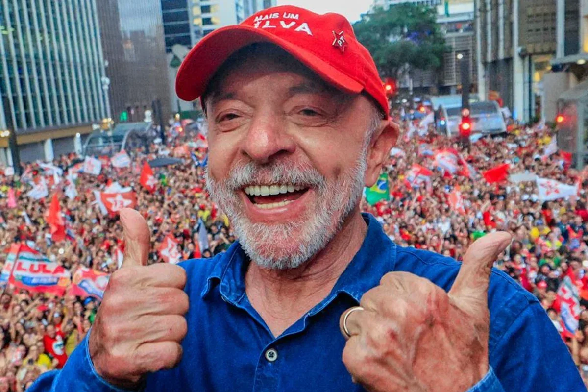 Lula na avenida Paulista comemorando o resultado das eleições de 2026.