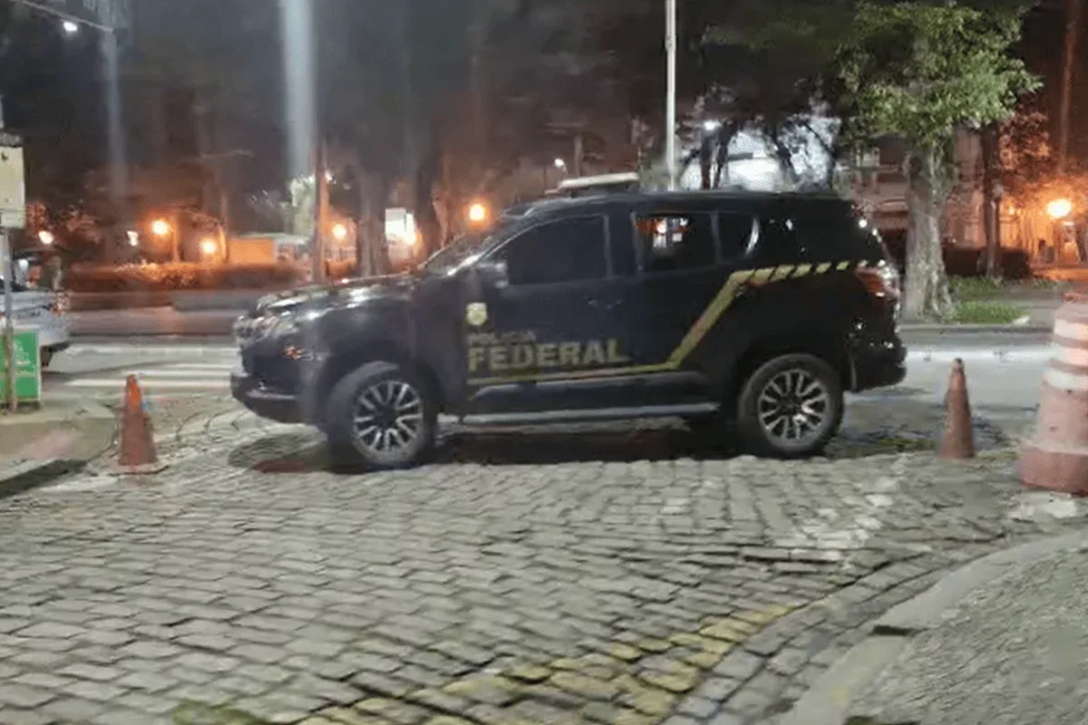 Agentes policiais conduzem operação contra liderança do PCC