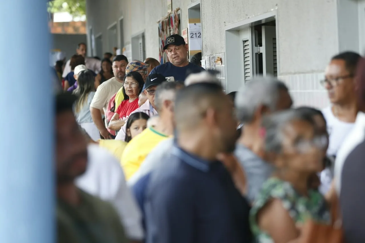 Eleitores em fila de votação no Ceará