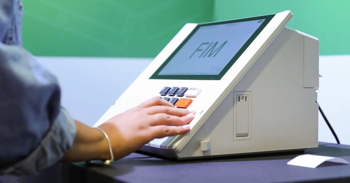 Urna eletrônica sendo utilizada para votação nas eleições brasileiras.
