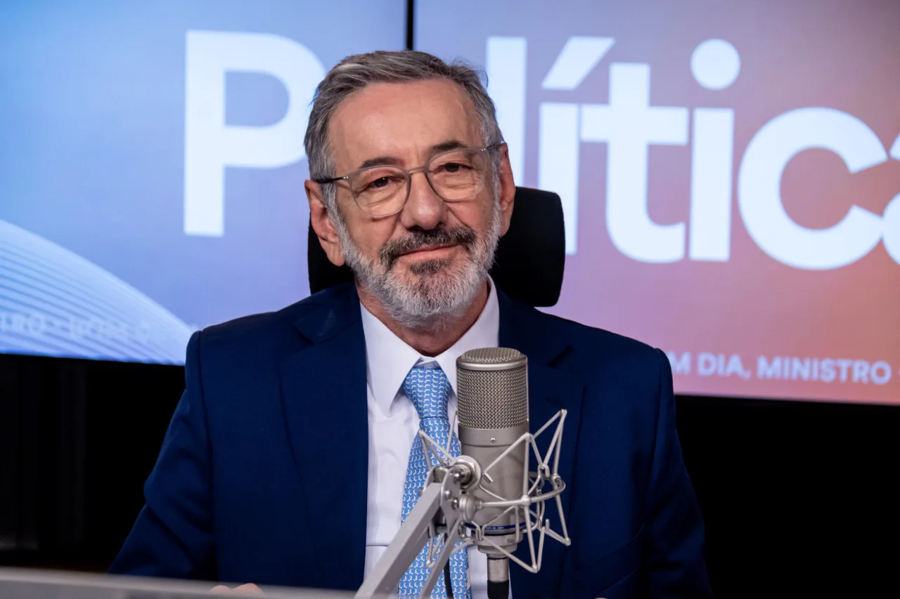 Ministro Márcio Elias Rosa durante entrevista coletiva oficial.