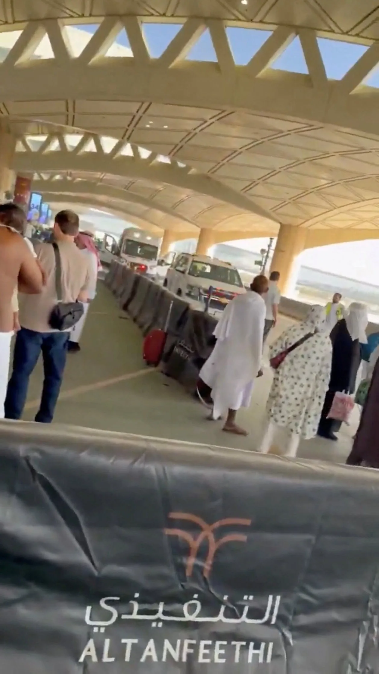 Cena de emergência em aeroporto na Arábia Saudita após ataques dos Houthis.