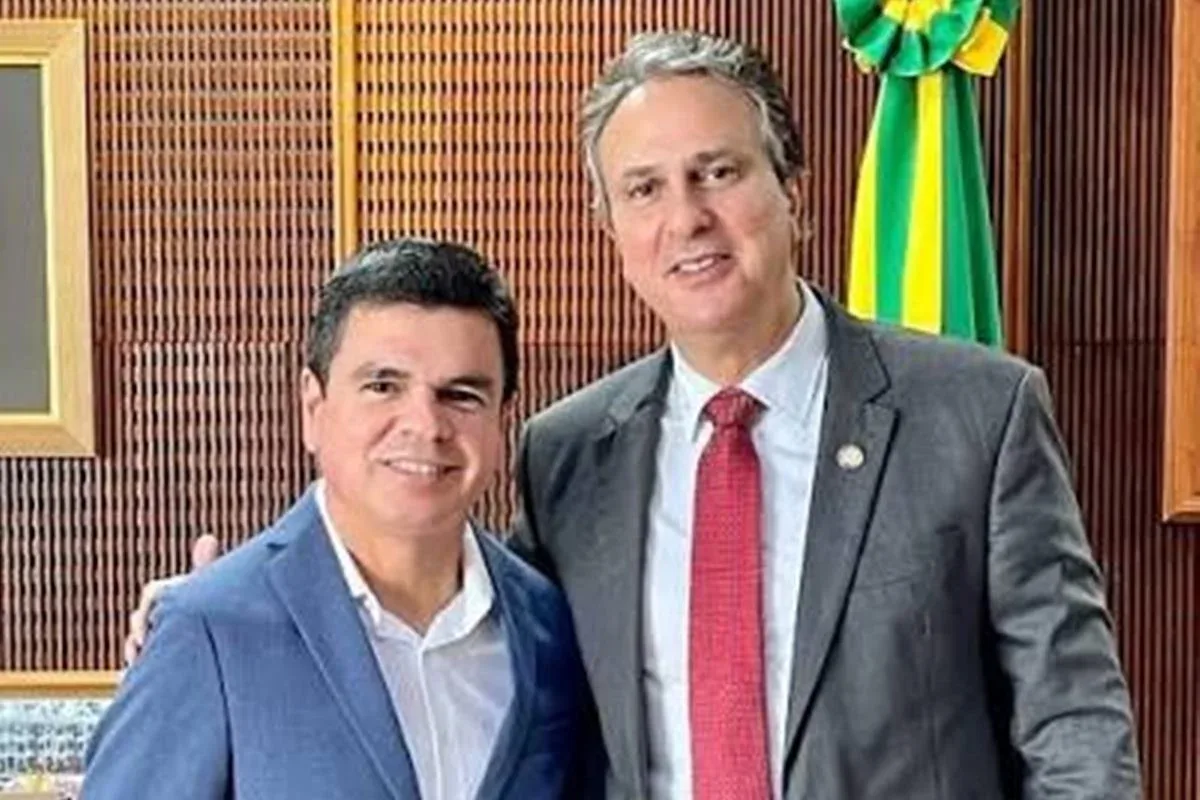 Foto de Camilo Santana em contexto político.