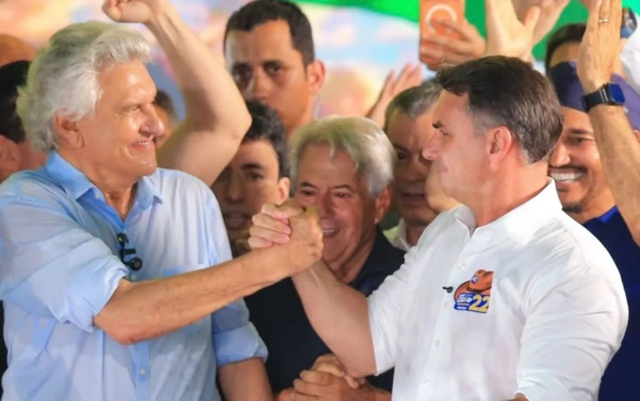 Flávio Bolsonaro discursa ao lado de Ronaldo Caiado em Goiânia.