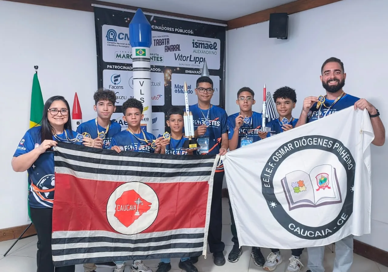 Estudantes da Escola Osmar Diógenes Pinheiro segurando medalhas e troféus conquistados na OBAFOG.