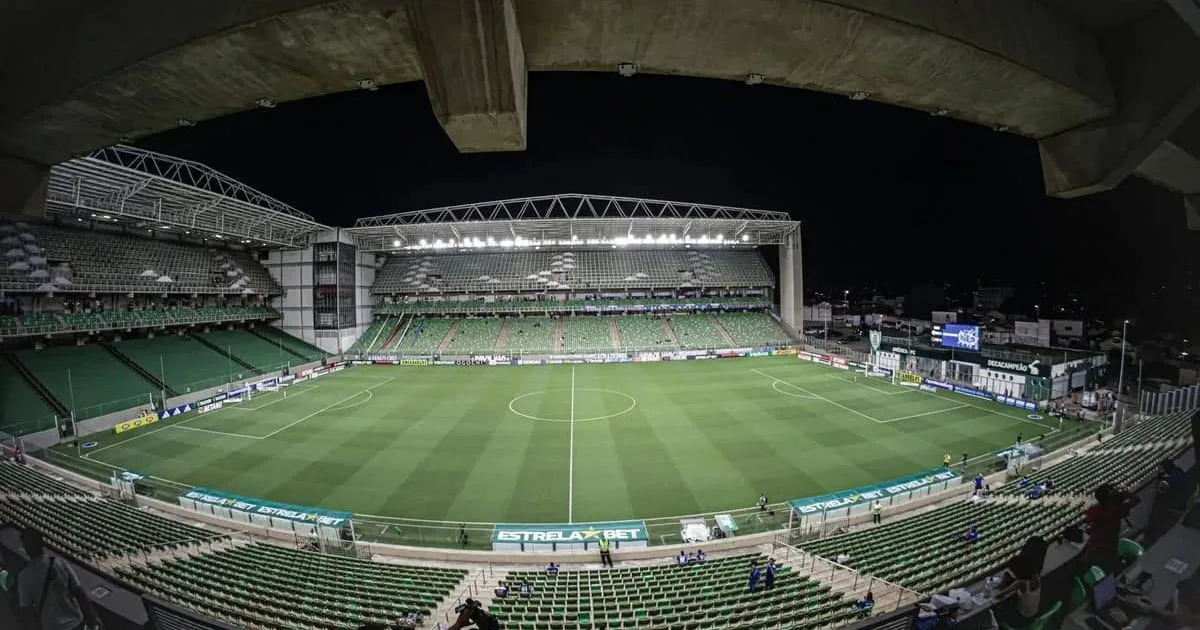 Jogadores em campo durante partida do Campeonato Brasileiro Série B.