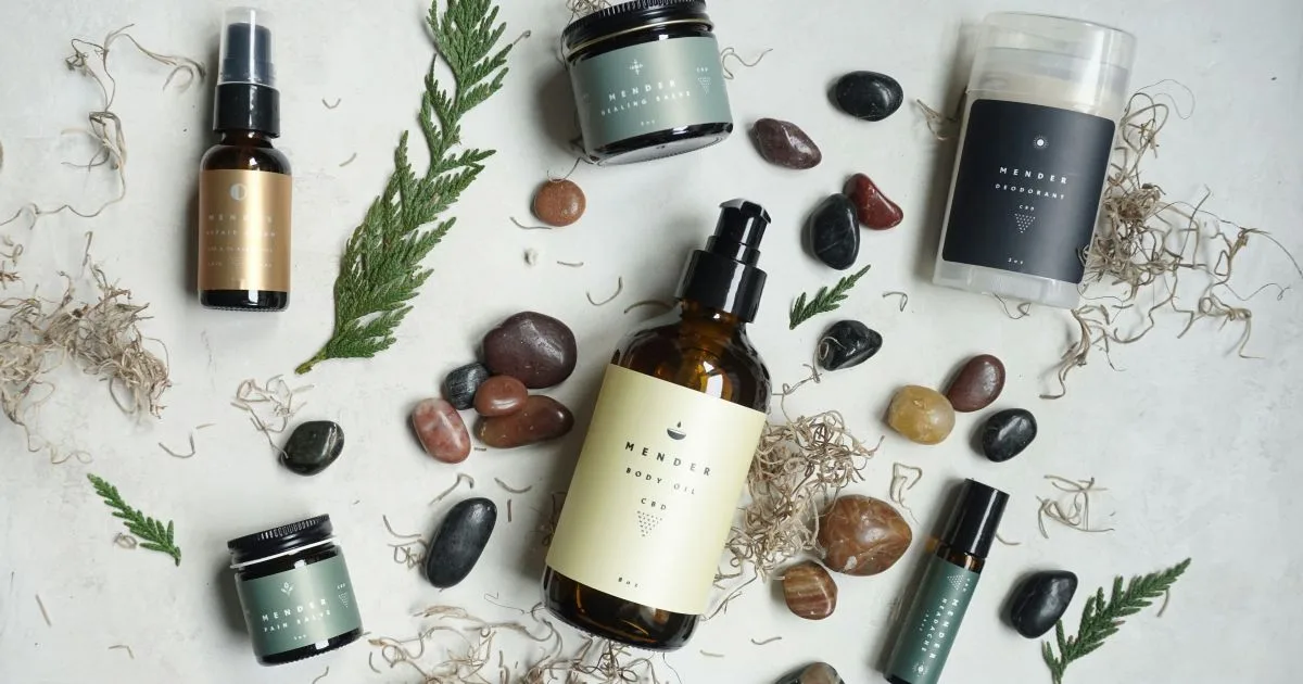 Foto de insumos naturais e cosméticos sendo preparados de forma artesanal.