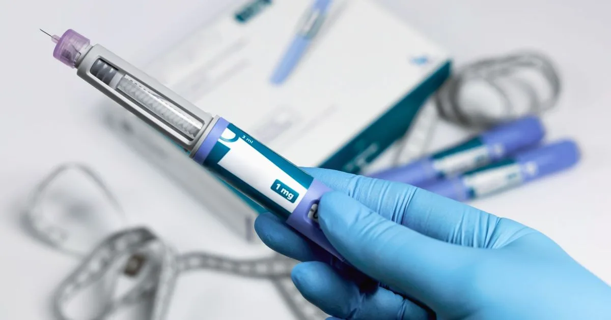 Frasco de medicamento sob luz neutra representando vigilância sanitária.