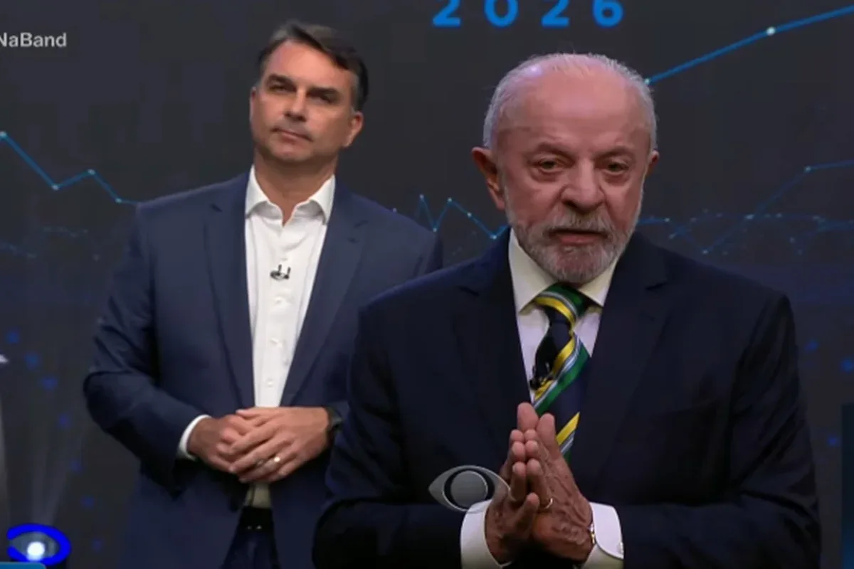 Candidatos Lula e Flávio Bolsonaro durante debate eleitoral.
