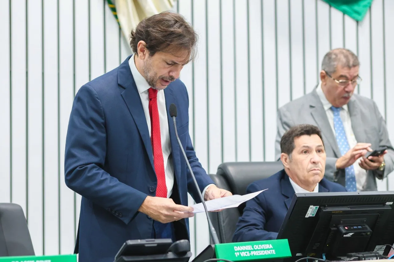 Fachada e plenário da Assembleia Legislativa do Estado do Ceará em dia de votação.