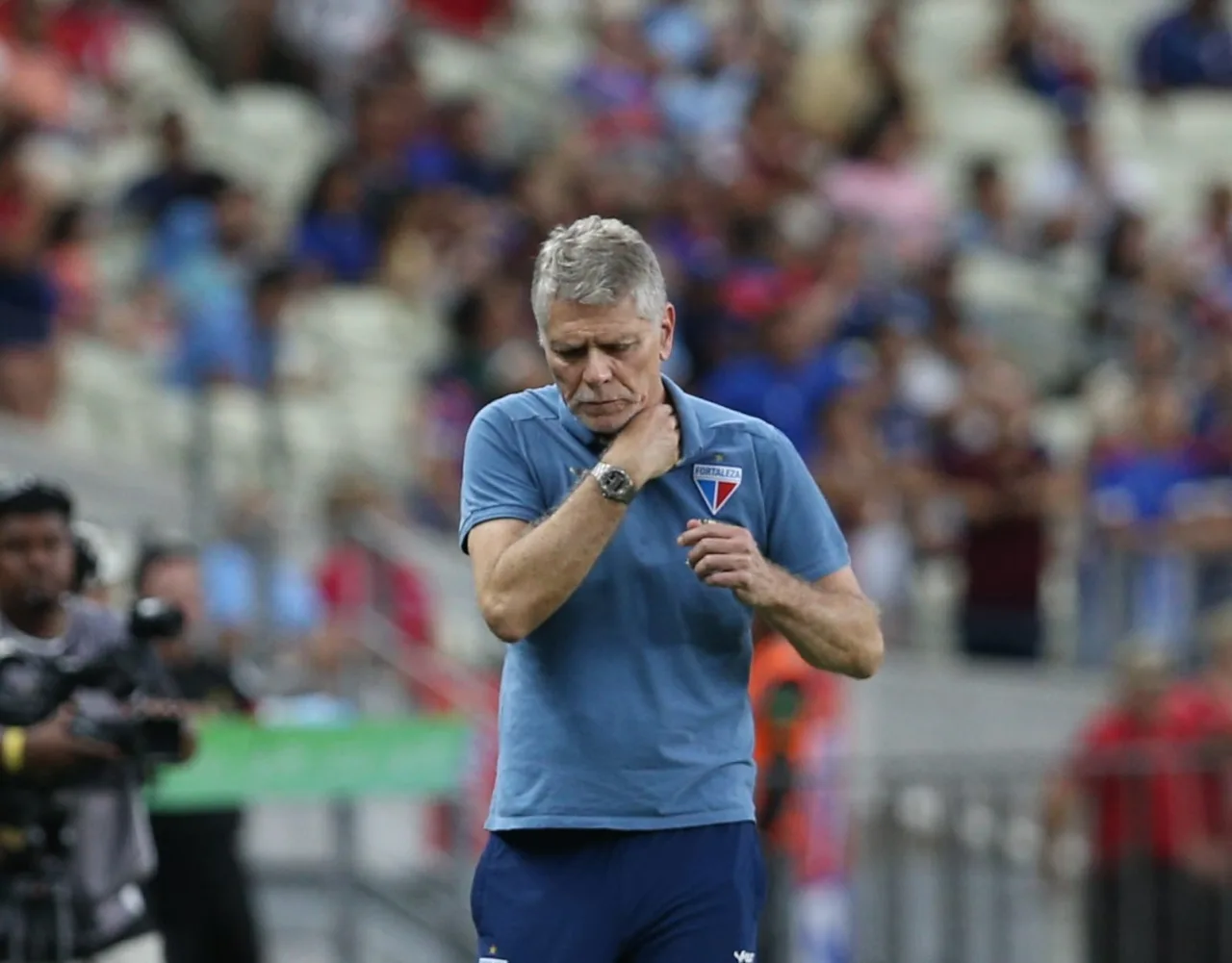Técnico Paulo Autuori durante partida do Fortaleza contra o CRB na Arena Castelão