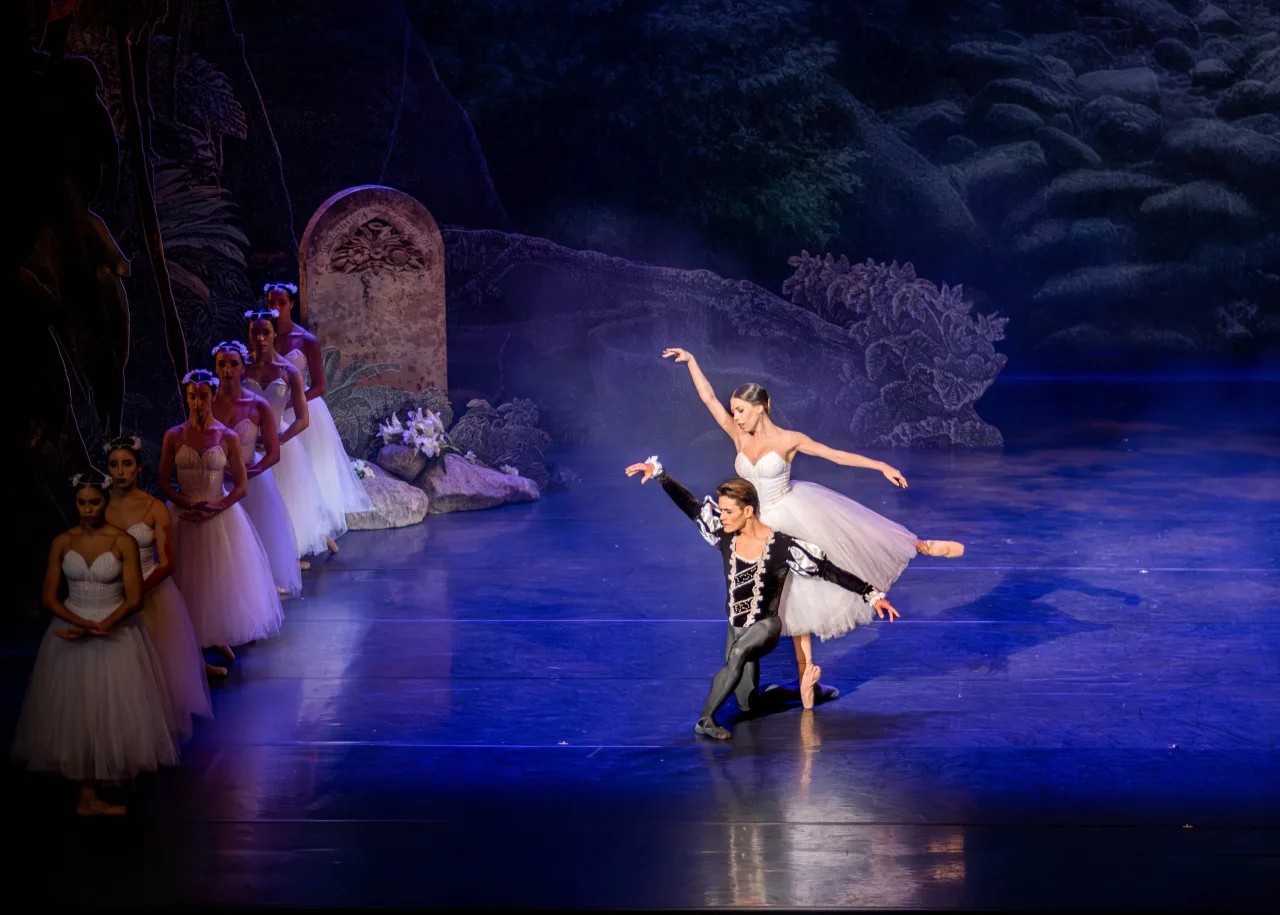 Cena do espetáculo Giselle – Ato II apresentado pela São Paulo Companhia de Dança.