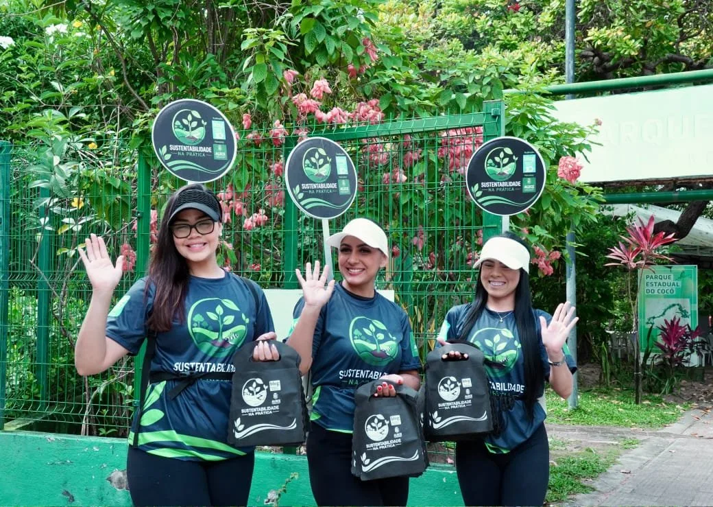Crianças participando de oficina de educação ambiental ao ar livre.