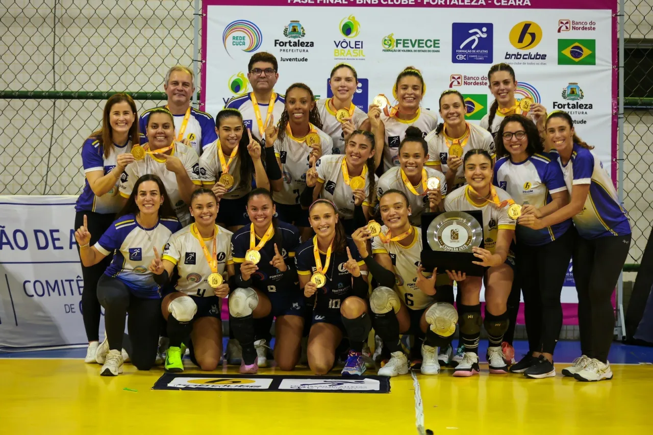 Equipe do BNB Rede Cuca Vôlei comemorando o título da Superliga C feminina.