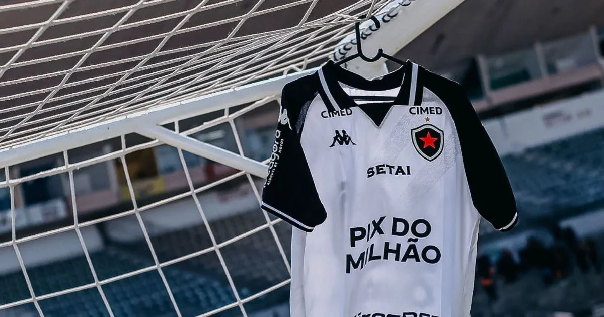 Jogadores em campo durante partida do Campeonato Brasileiro da Série C.