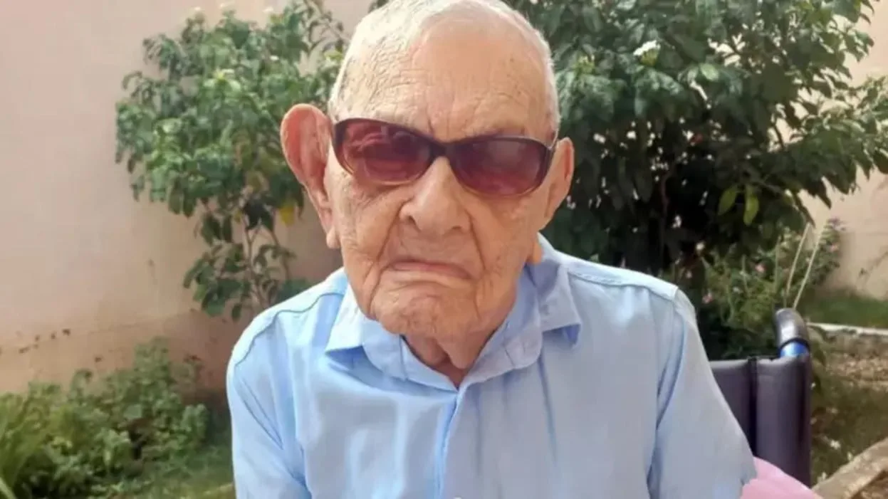 Retrato de João Marinho Neto, o homem mais velho do mundo.