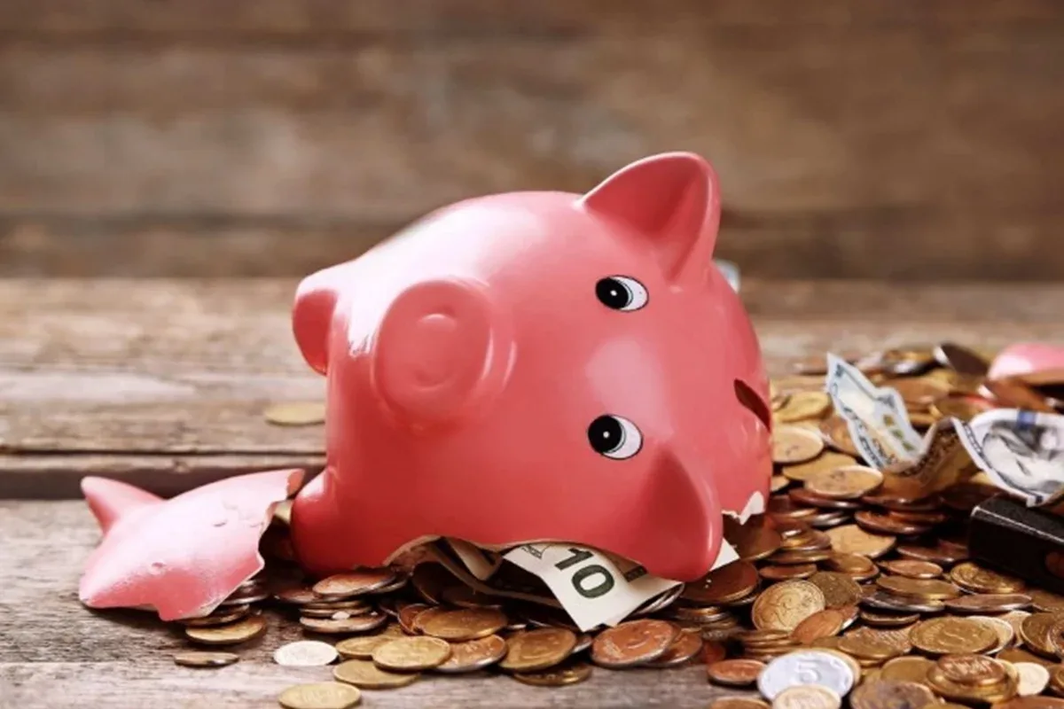 Cédulas de dinheiro e moedas organizadas, representando economia e poupança.