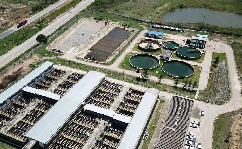 Fachada da sede da Companhia de Água e Esgoto do Ceará.