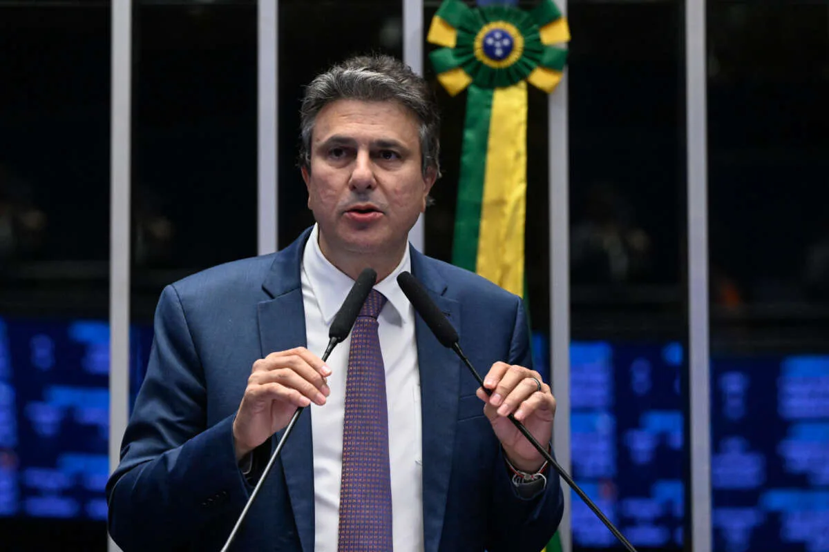 Senador Camilo Santana em coletiva de imprensa.