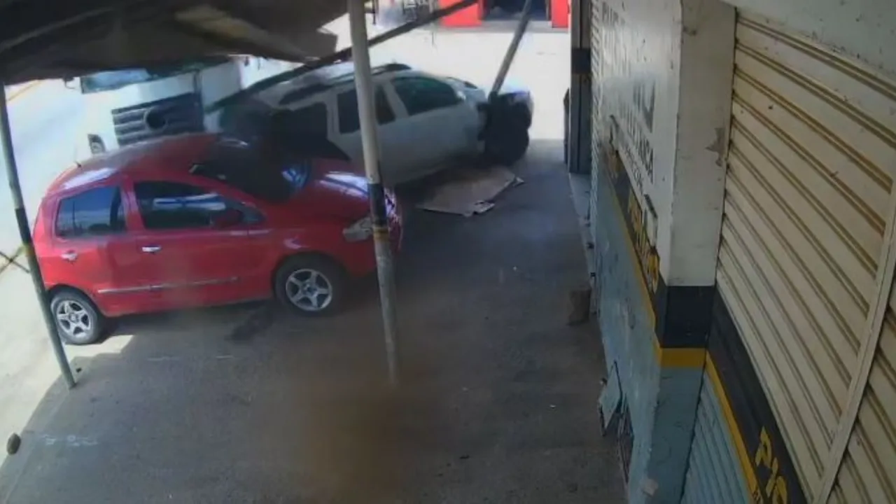 Caminhão desgovernado após colidir contra fachada de oficina em Mucambo.
