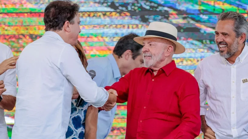 Camilo Santana em ato público de campanha após a vitória de Lula.