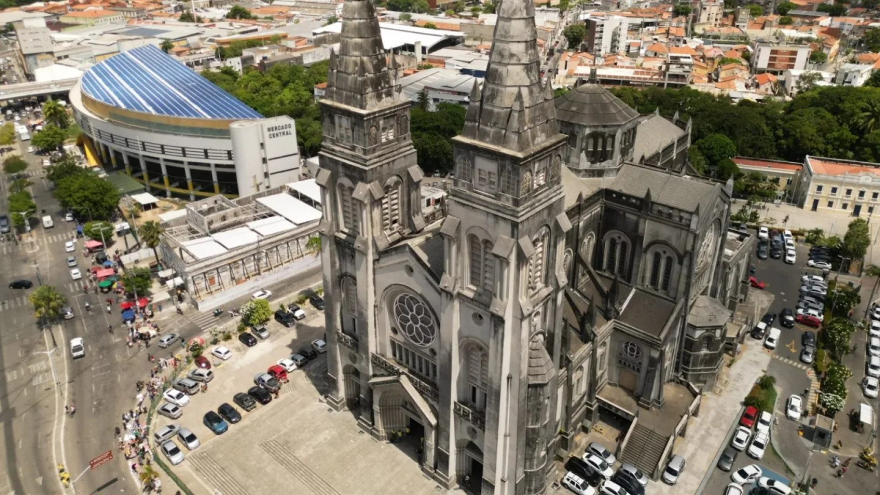 Entrada principal da Catedral Metropolitana de Fortaleza com acesso interditado para reformas.