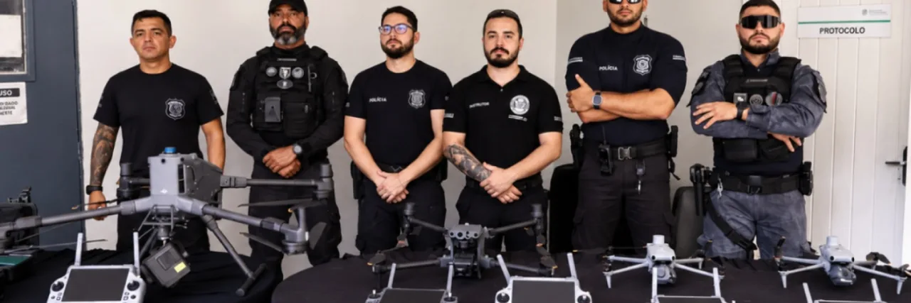 Policiais operando drones durante demonstração de novos equipamentos de segurança no Ceará