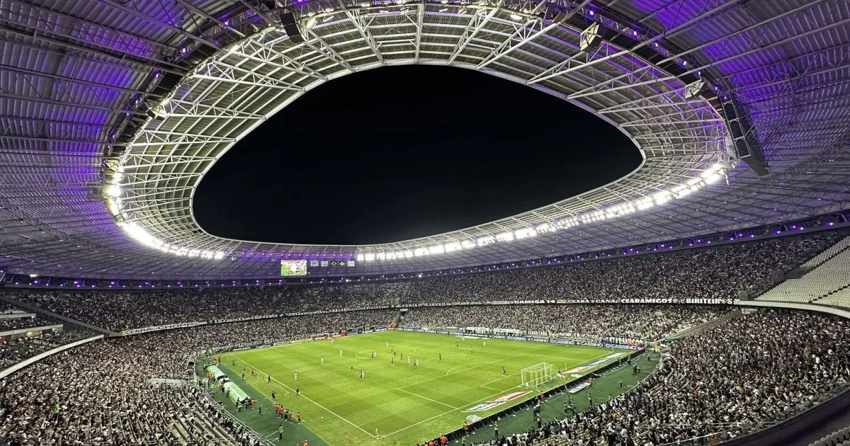 Jogadores em campo no estádio Arena Castelão.