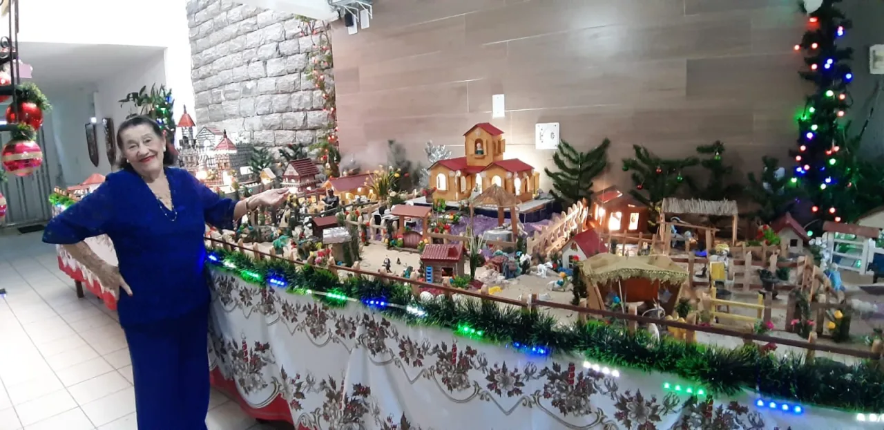 Dona Mundinha em sua residência durante a montagem da tradicional lapinha de Natal.