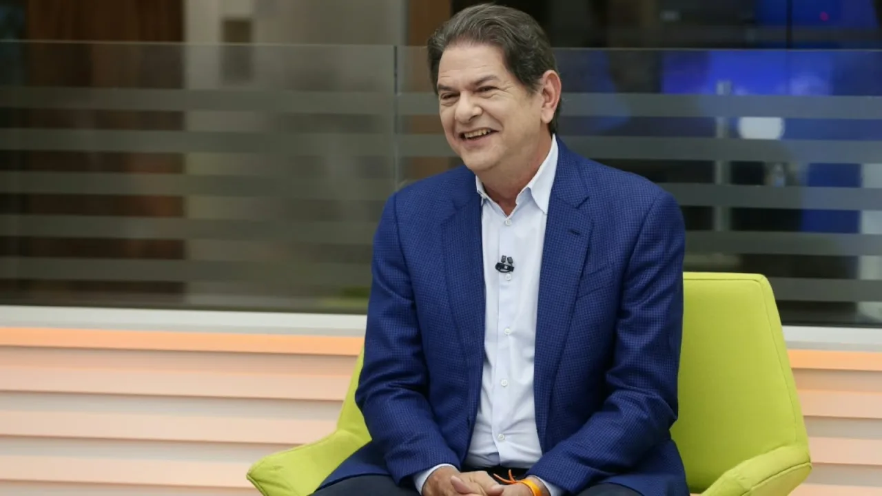 Cid Gomes concedendo entrevista ao telejornal CE1