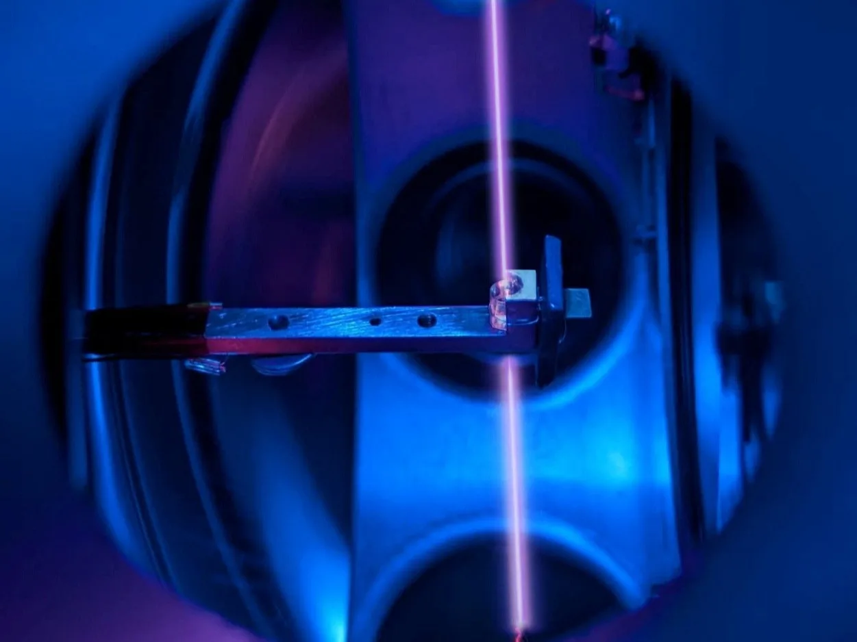 Laboratório da TU Wien com equipamento de laser para relógio nuclear.