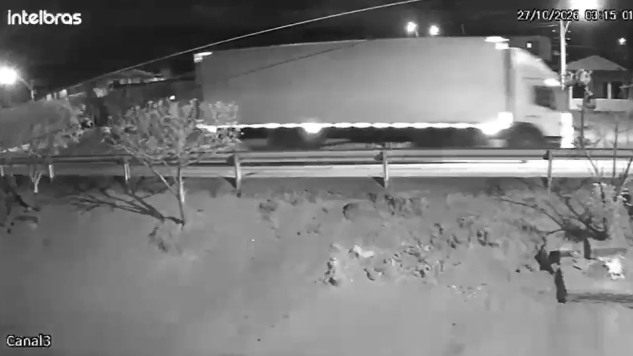 Cena do acidente na BR-222 onde uma ambulância colidiu contra um caminhão.
