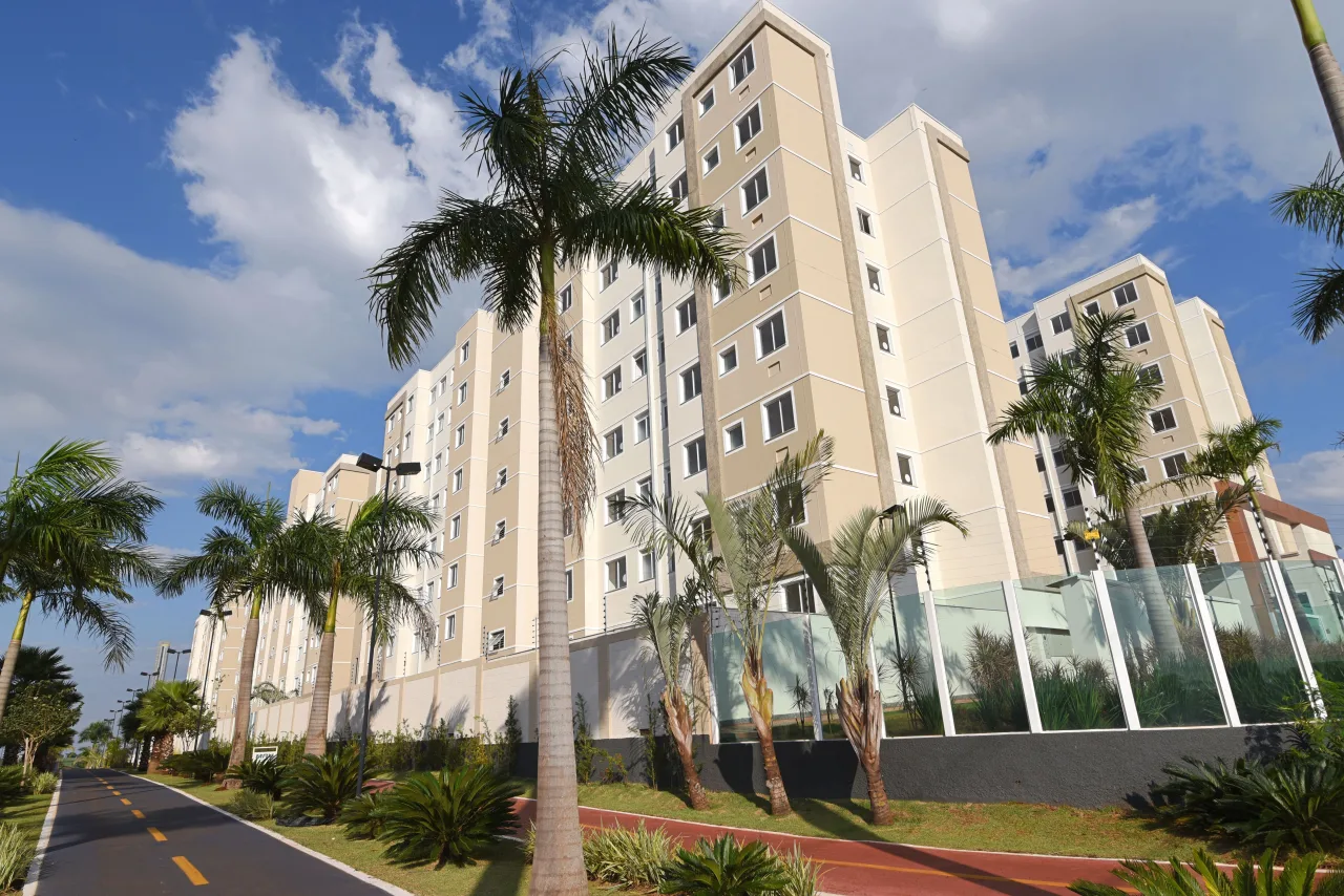 Pessoas analisando documentos de um imóvel residencial.