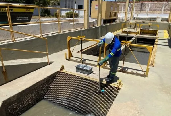 Infraestrutura de rede de esgoto em área urbana de Fortaleza.