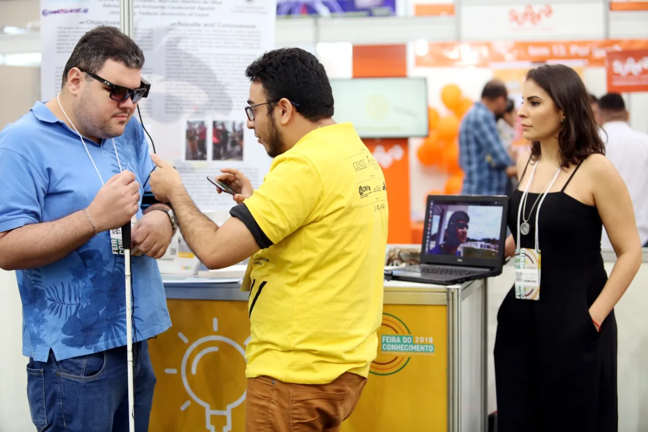 Estudantes participando da Corrida Pra Cego Ver desenvolvendo tecnologias assistivas