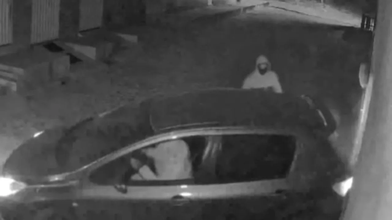 Imagem de câmera de segurança registrando a invasão de uma casa em Tianguá por criminosos.