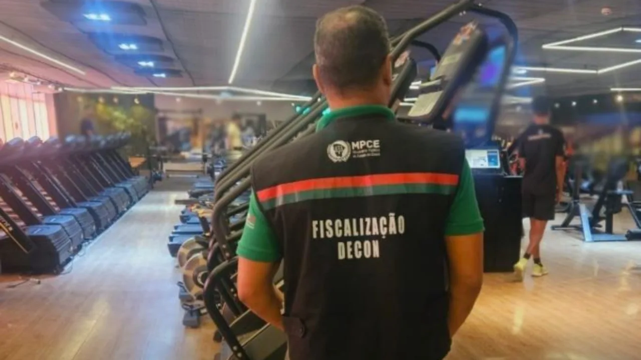 Agentes do Decon em operação de fiscalização em academias de Fortaleza.