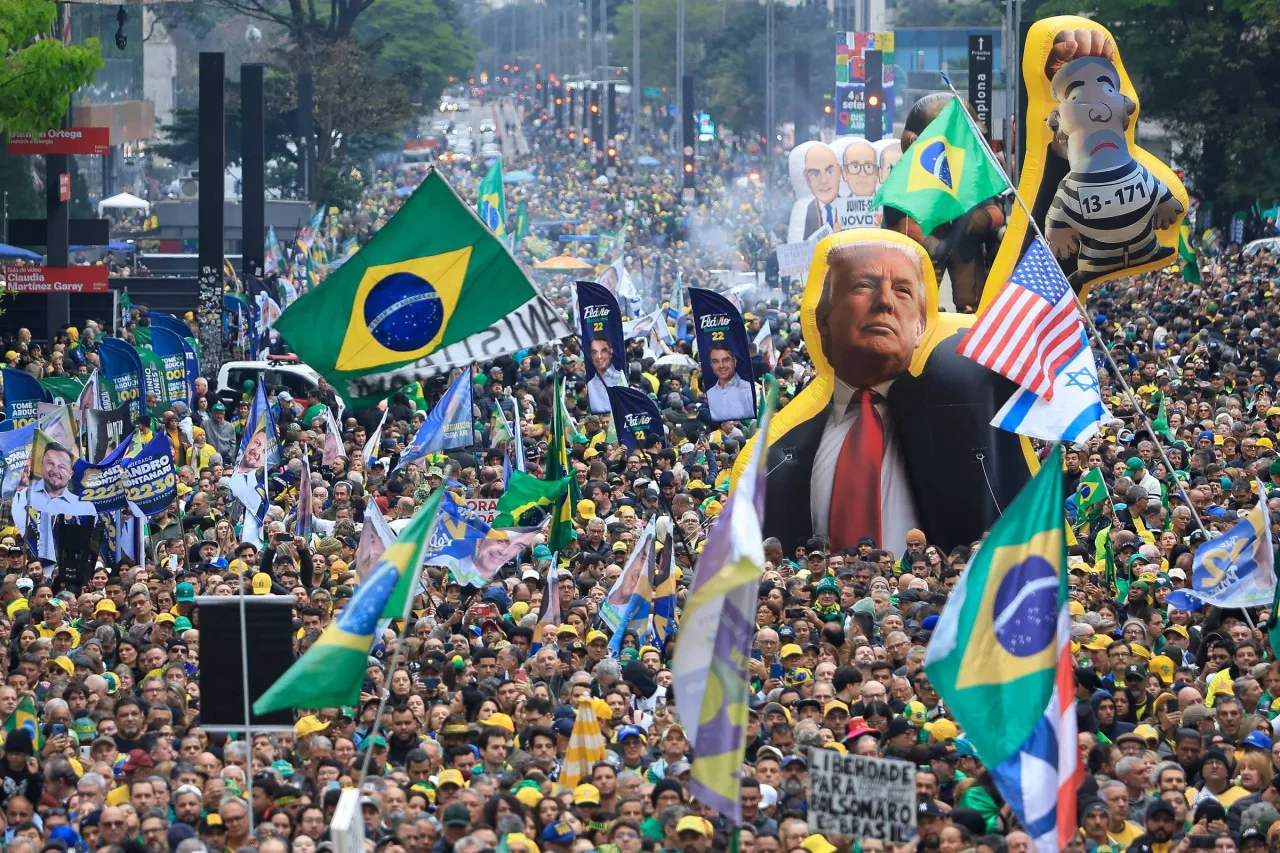Foto da embaixadora Maria Luiza Ribeiro Viotti ao lado de autoridades em Washington.