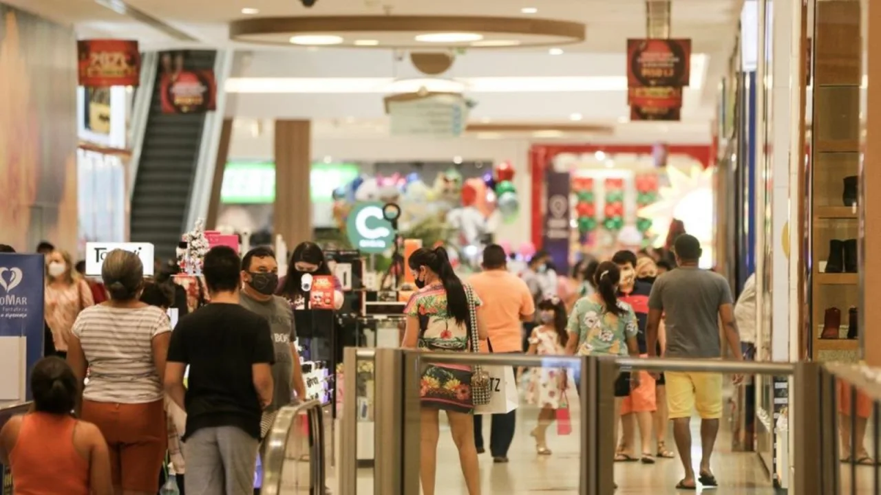 Fachada de shopping center em Fortaleza com movimentação de pedestres.