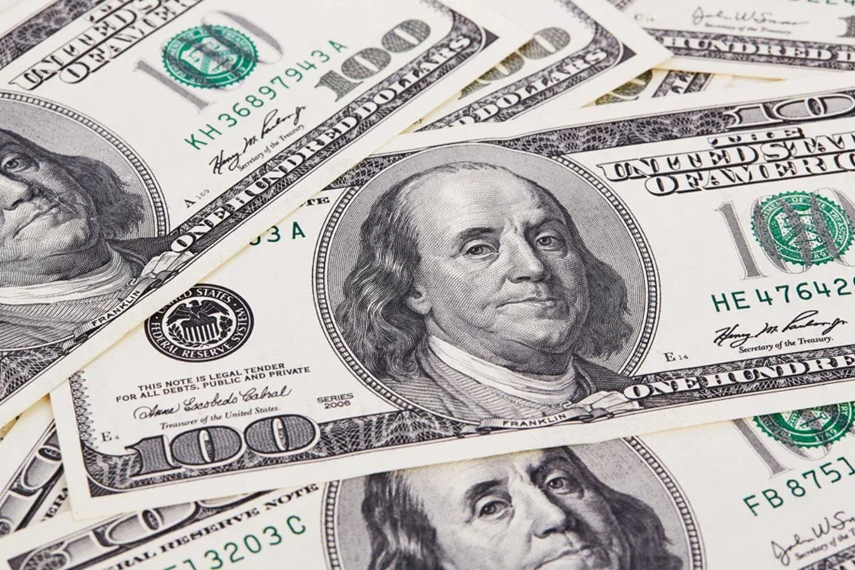 Notas de dólar norte-americano expostas.