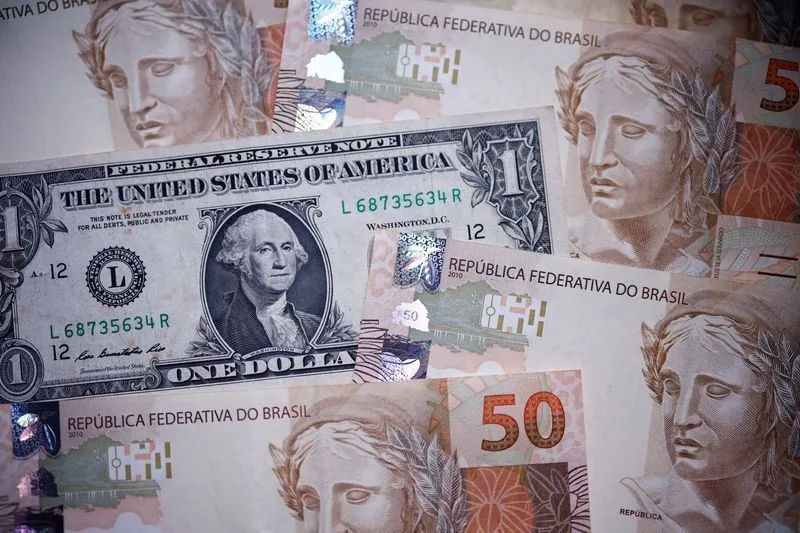 Painel de cotações de moedas estrangeiras em uma tela digital.