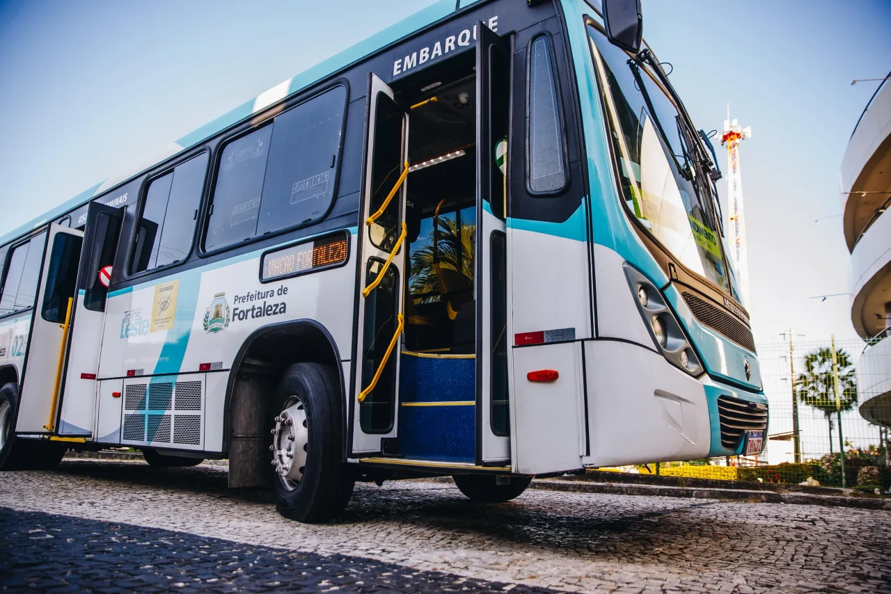 Ônibus em via urbana de Fortaleza com sinalização de transporte público