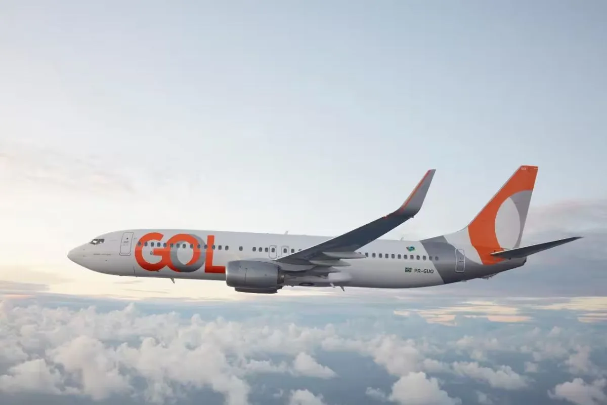 Selo de verificação do projeto Fato ou Fake sobre imagem de avião da GOL.
