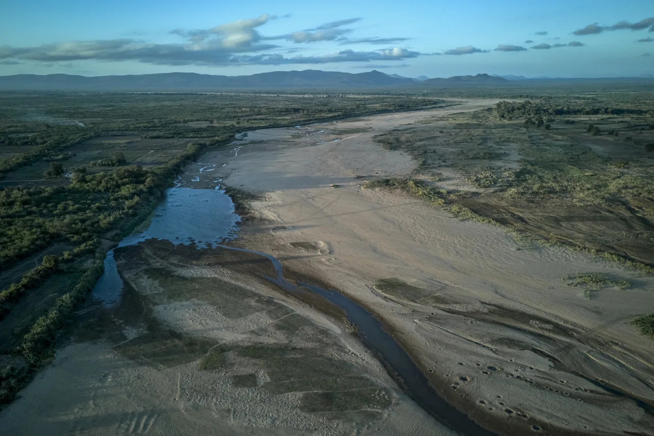 Leito do rio Mandrare seco em Madagascar devido a alterações climáticas