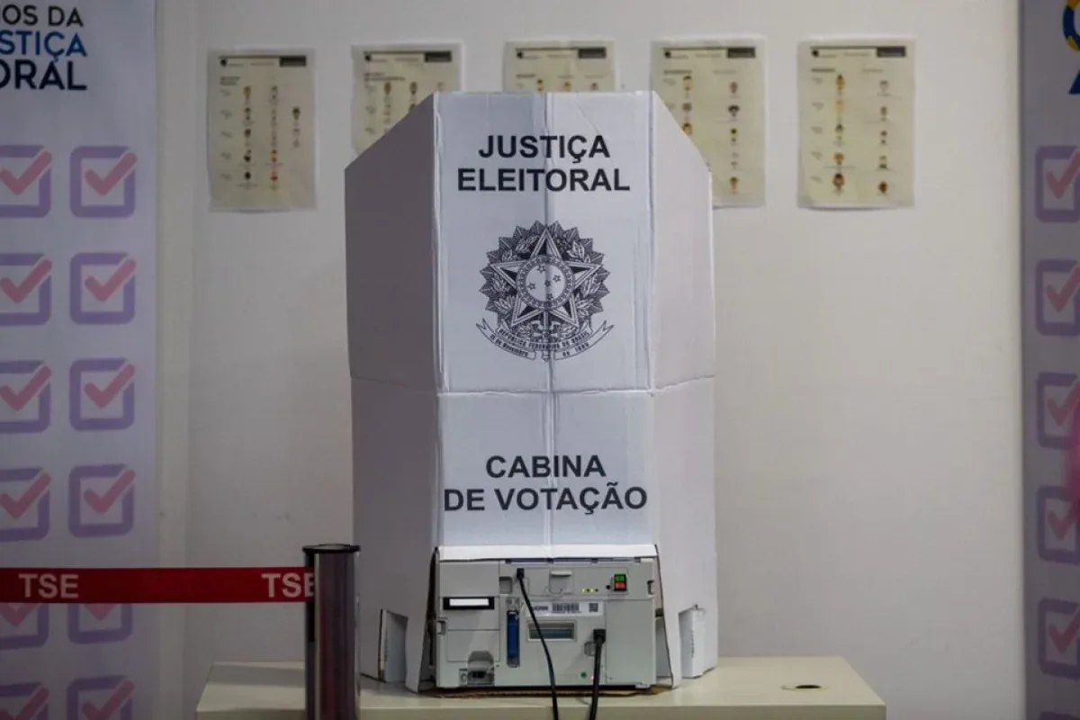 Urnas eletrônicas sendo submetidas a teste de integridade com biometria