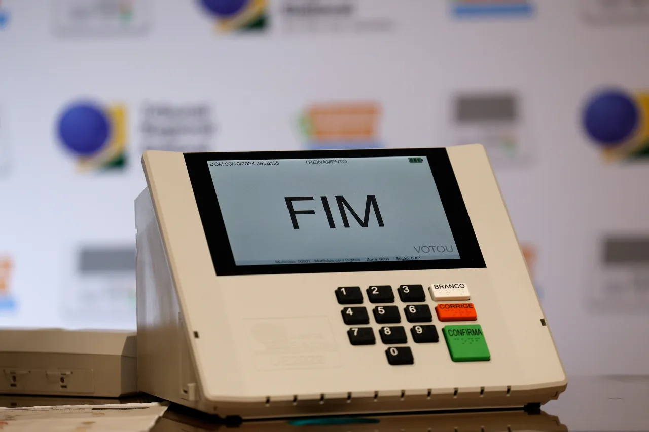 Urna eletrônica sobre mesa em evento oficial do TRE-RJ