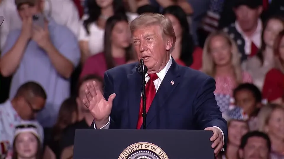 Donald Trump discursando em comício com forte presença de segurança.