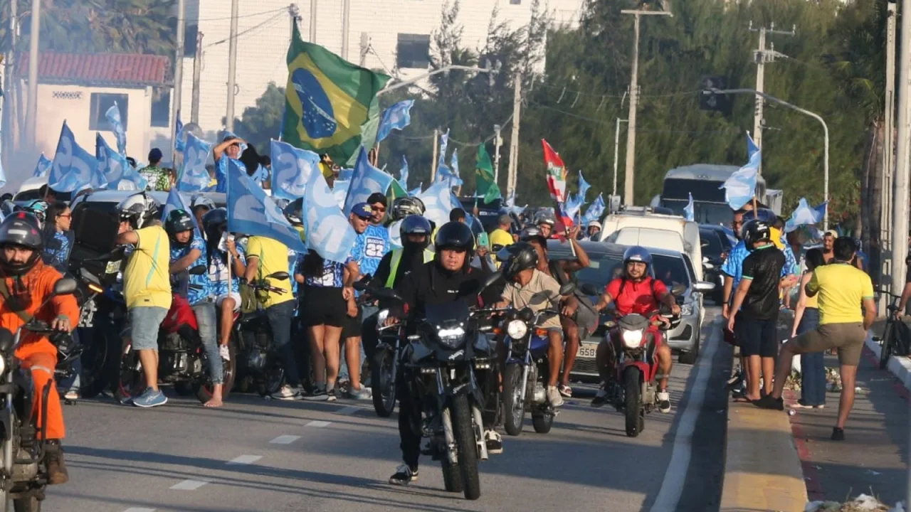 Manifestações políticas de apoiadores de Flávio Bolsonaro (PL) e Lula (PT) em Fortaleza.
